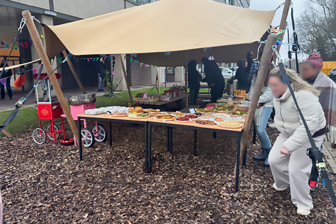 Wij zijn samen met het COA, de gemeente en de school aan de slag gegaan! Dit is wat we gedaan hebben: -twee keer een optreden van het Wolkentheater (komende zomer en winter) -buitenspeeltoestellen voor op het schoolplein -suikerspinmachine (welk kind houdt er nu niet van een suikerspin?) -en een popcornmachine die bij alle feestelijkheden en activiteiten voor alle kinderen gebruikt kan worden. Vanmiddag, 13 februari 2026, werden de machines in gebruik genomen. Kinderen stonden allen in de rij voor zo’n overheerlijke (niet zo gezonde) suikerspin en een bakje popcorn. In de ijzige Hollandse kou, was een bakje warme popcorn zeer welkom. Zie ook hiervoor de foto’s. In overleg met het COA is afgezien van het eerder bedachte uitje naar bijvoorbeeld de dierentuin. Dit vanwege de ingewikkelde verantwoordelijkheid voor de kinderen. Je wilt er niet aan denken als er iets met een kind gebeurd. We kwamen er al snel achter dat het gedoneerde geld beter besteedt kon worden aan duurzame dingen waar de kinderen langer en vaker plezier van kunnen hebben. Het plezier wat te lezen was op de gezichtjes vanmiddag is onvergetelijk. Dit is mede mogelijk gemaakt door die vele gulle donaties en warme harten. Dank aan jullie dus! Dank aan de inwoners van Alkmaar met een warm hart voor deze kinderen!